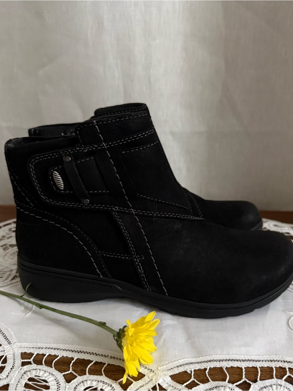 NWOT Clarks Suede Leather Ankle Boots 7 Black Velcro Zip Comfort Winter Booties